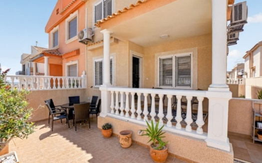 Town House in Torrevieja – EE12365