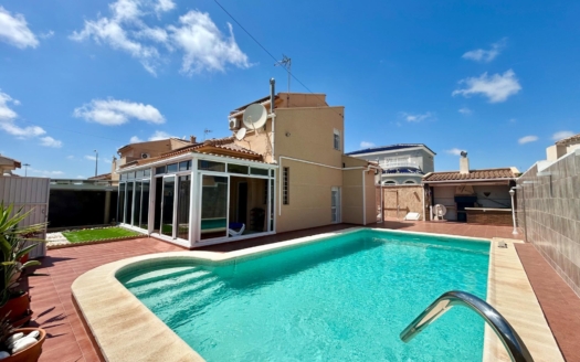 Villa in Torrevieja – EE12282