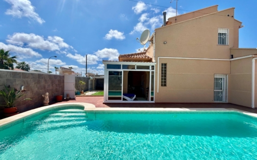 Villa in Torrevieja – EE12282