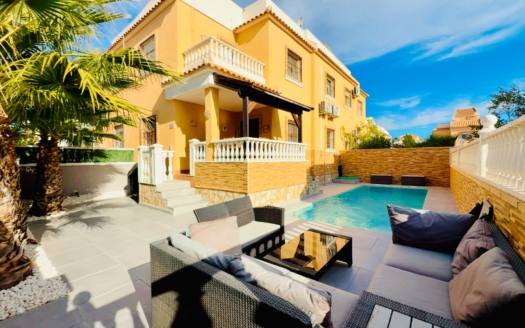 Villa in Ciudad Quesada – EE12513