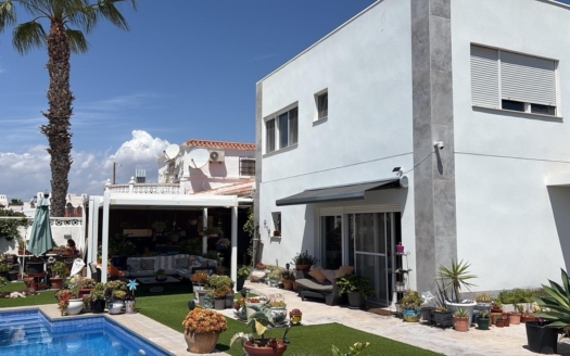 Villa à Torrevieja – EE12575