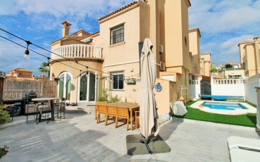 Town House in Villamartin – EE12515