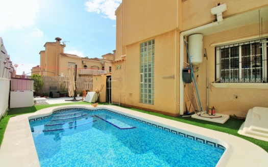 Town House in Villamartin – EE12515