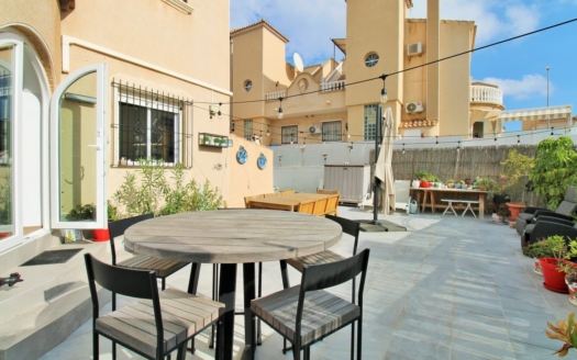 Town House in Villamartin – EE12515