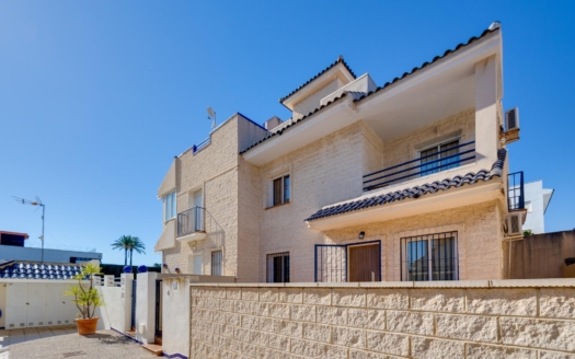 Town House in Torrevieja – EE12503