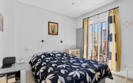 Town House in Torrevieja – EE12943