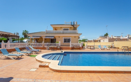 Villa in Los Balcones – EE10443