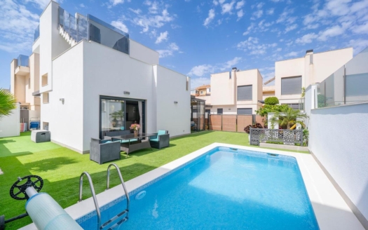 Villa en Torrevieja – EE13533
