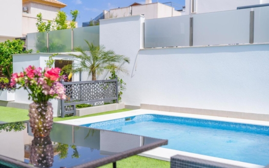 Villa en Torrevieja – EE13533