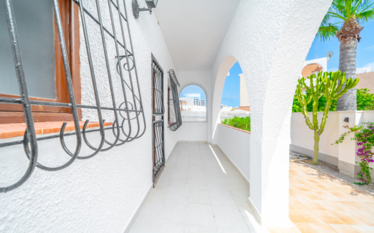 Villa in Torrevieja – EE13548