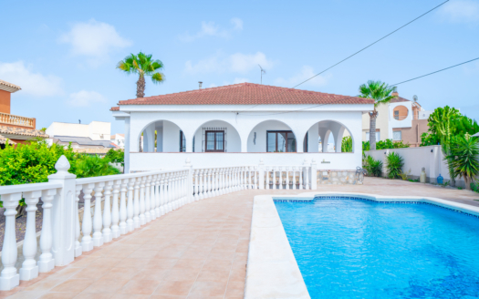 Villa in Torrevieja – EE13548