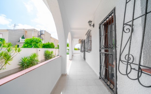 Villa in Torrevieja – EE13548