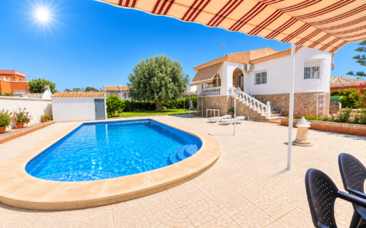Villa i Torrevieja – EE13431