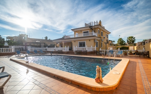 Villa in Torrevieja – EE13567
