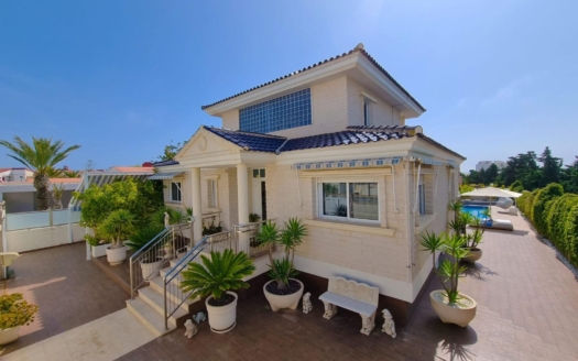 Villa en Torrevieja – EE9488