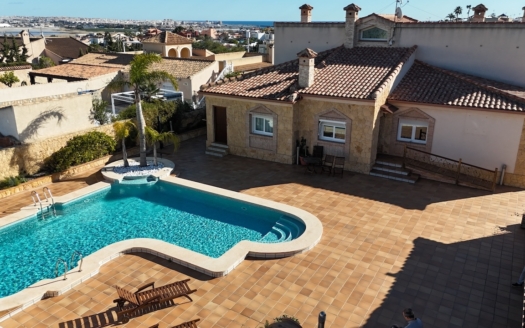 Villa in Torrevieja – EE11343