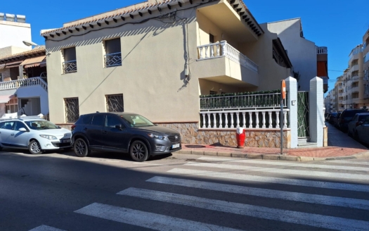Casa adosada en Torrevieja – EE13534