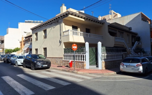 Casa adosada en Torrevieja – EE13534