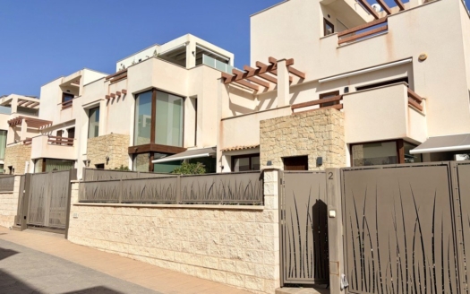 Town House in Ciudad Quesada – EE13596