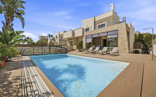 Luxury villa in Aguas Nuevas, Torrevieja – EE12267