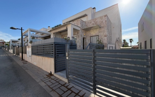 Town House in Torrevieja – EE13926