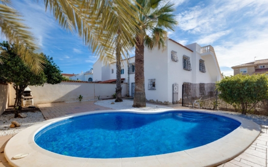 Villa in Torrevieja – EE11237