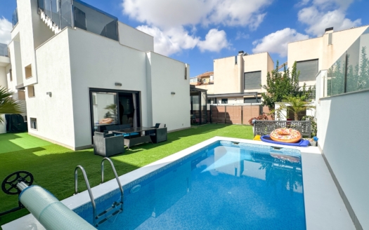 Villa in Torrevieja – EE13991