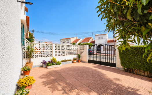 Town House in Torrevieja – EE13952