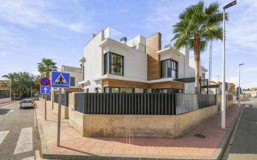 Moderna casa de 4 dormitorios con piscina privada, solárium en la azotea y garaje. ¡A tan solo 400 metros de la playa! – EE14024
