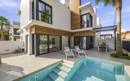 Moderna casa de 4 dormitorios con piscina privada, solárium en la azotea y garaje. ¡A tan solo 400 metros de la playa! – EE14024