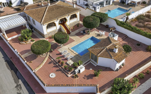 Villa in middle of Quesada Center with a big and beautiful plot – EE14061