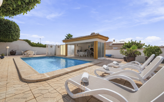 Villa in middle of Quesada Center with a big and beautiful plot – EE14061