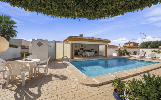 Villa in middle of Quesada Center with a big and beautiful plot – EE14061