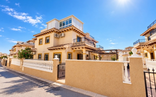 Town House in La Zenia – EE14055