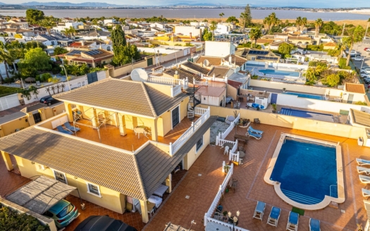 Villa à Torrevieja – EE14203